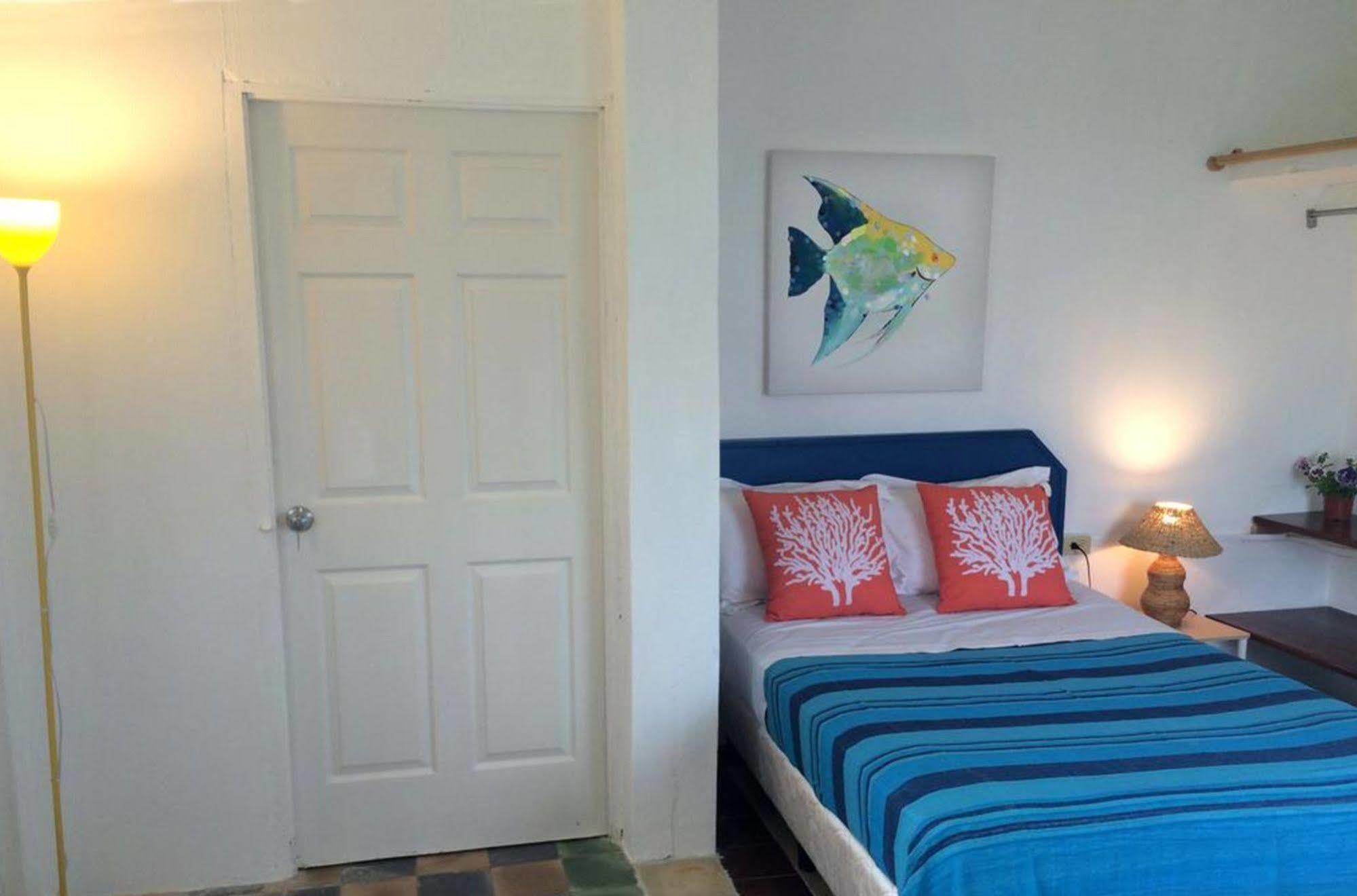 Casa Del Rayo Verde Hotelito Solidario ポルトベロ エクステリア 写真