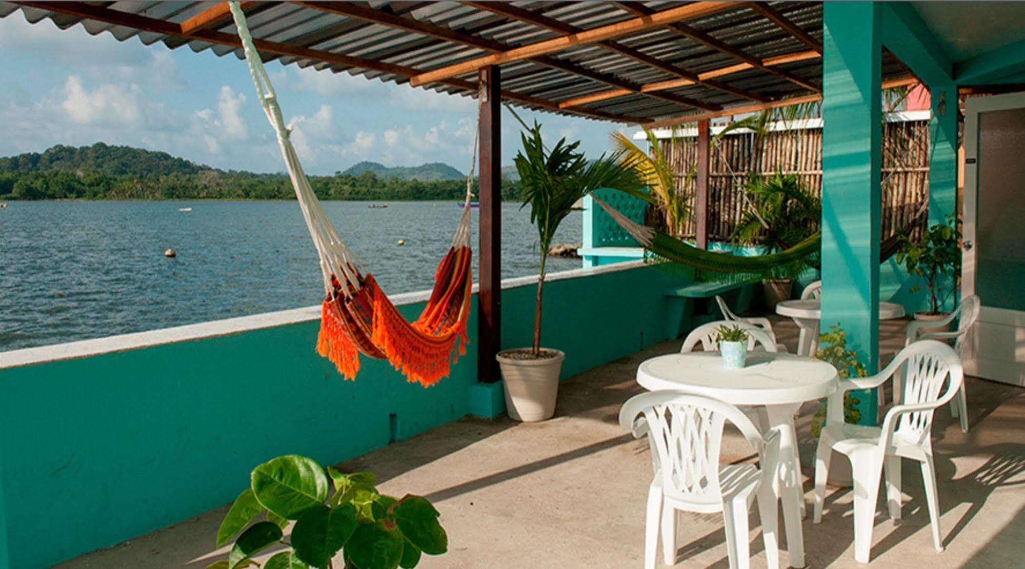 Casa Del Rayo Verde Hotelito Solidario ポルトベロ エクステリア 写真